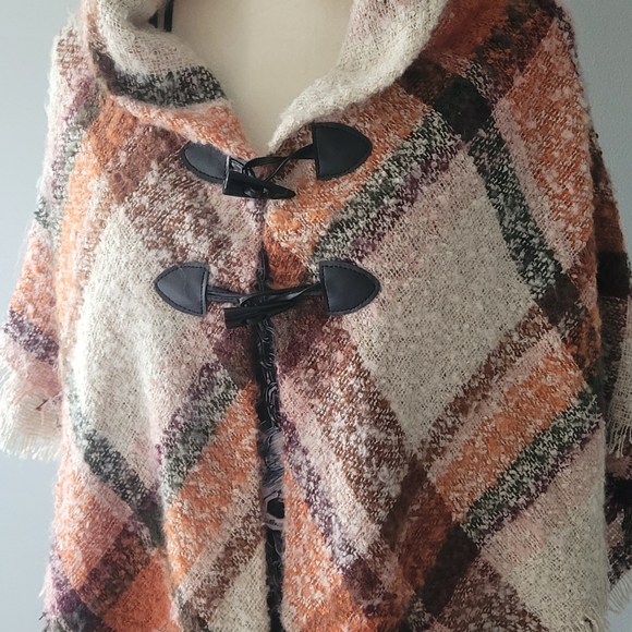 Nwt  hooded wrap with 2 button closure - Picture 3 of 7